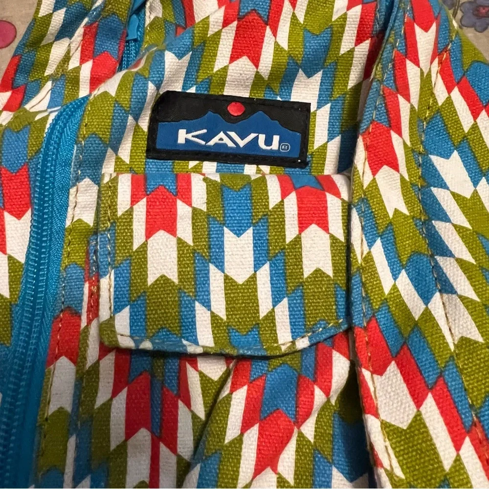 KAVU Colorful Chevron crossbody backpack sling Bag multiple zip pockets - Picture 4 of 12